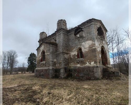 Die Ruinen der Tiirimetsa Kirche